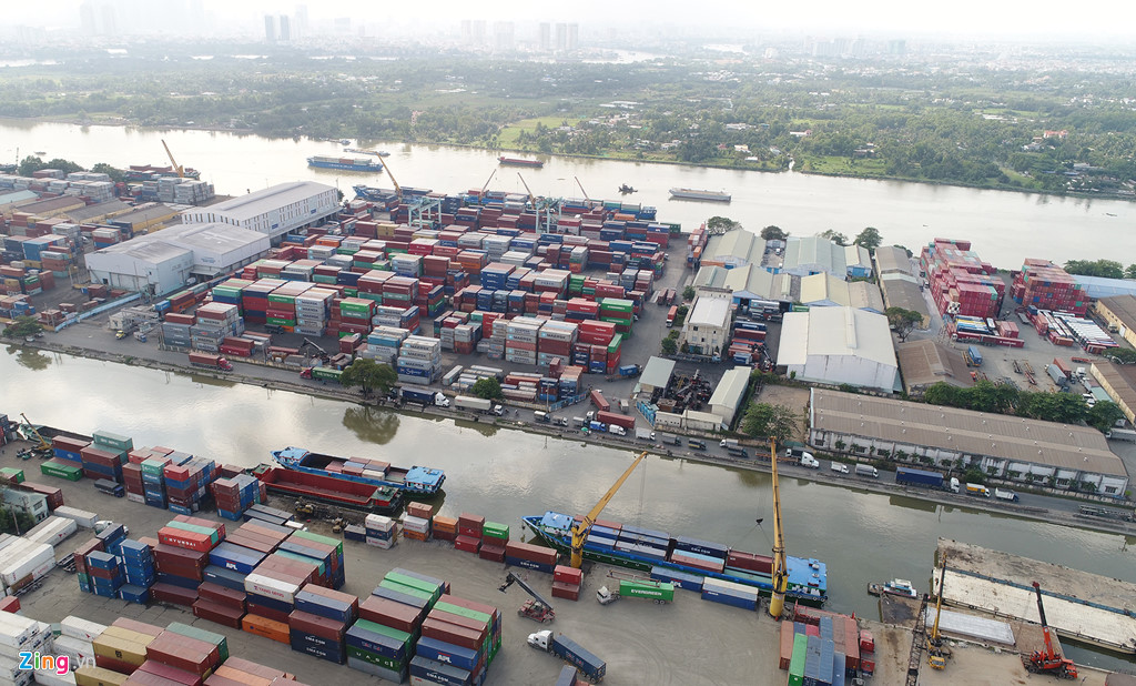 Xe cộ đặc kín trên xa lộ Hà Nội ngày cuối năm